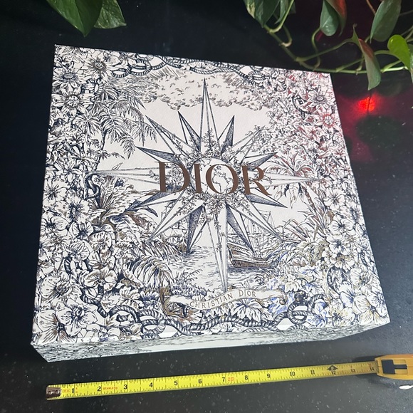 Dior gift box with tissue. Excellent condition. No signs of wear and tear. - Picture 2 of 6